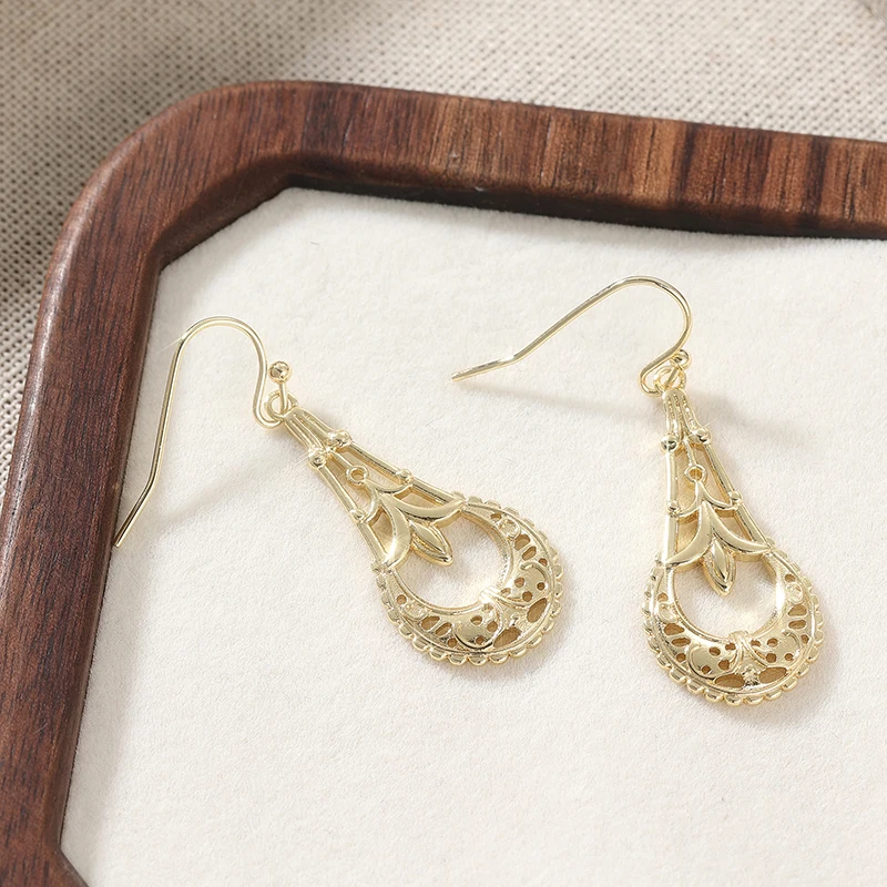 Ethnische Damen-Ohrhänger Luxuriöse Vergoldete Lange Hängeohrringe mit Hohlschnitzerei Böhmischer Schmuck für Bankette und Partys