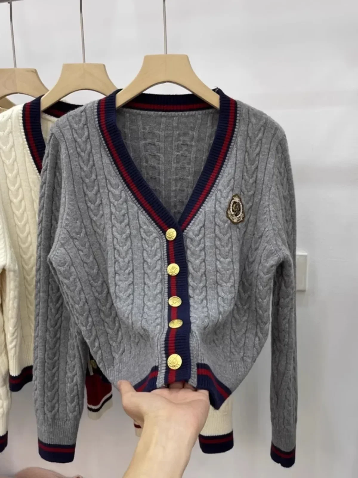 Cárdigan gris Retro de estilo británico para mujer, suéter tejido con insignia universitaria bordada, chaqueta Y2k, abrigo para mujer y niña, Tops con cuello en V de invierno