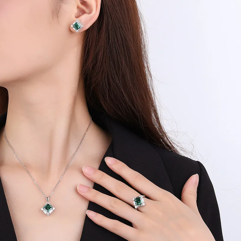 

18K Gold Set with PT950 Platinum High Carbon Emerald Green Diamond Princess Cut Diamond Set Female Main Stone 8*8-7*7