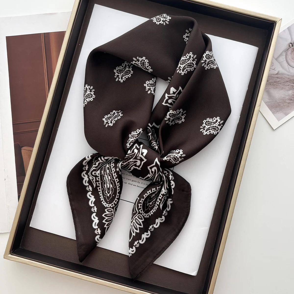 Retro Paisley-Schal, Damen-Satin-Schal, Haar- und Handtuchschal, Damen-Kopftuch, kleiner Halstuch-Schal, Hijab, Damen-Schals. – Detail 9