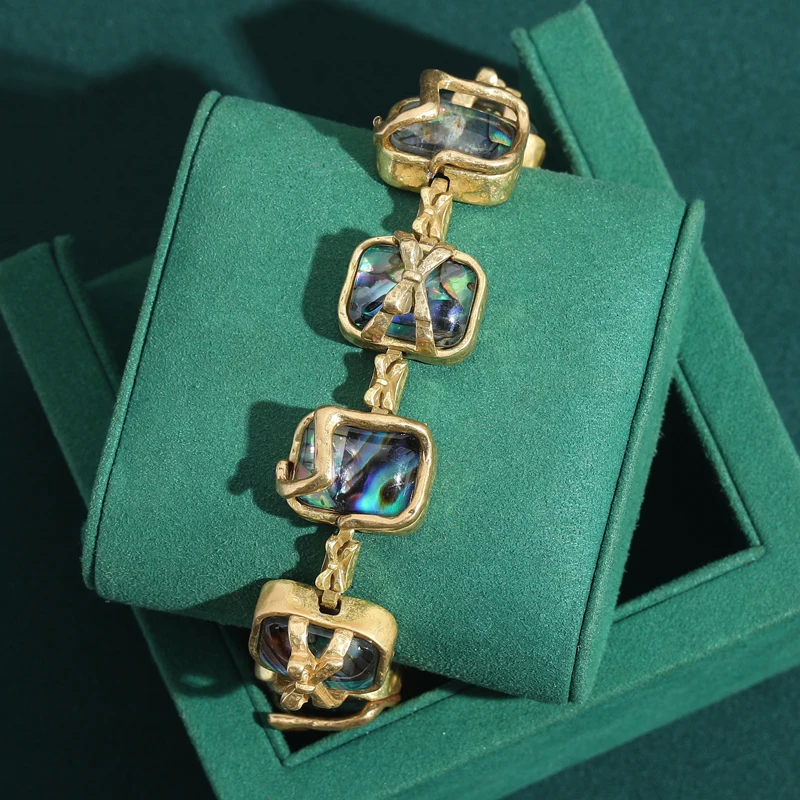 

Vintage Bright Shell Charm Bracelets Gold Color Relief Bow Flower Decoration Antique Jewelry Women Classic Elegance Accessories