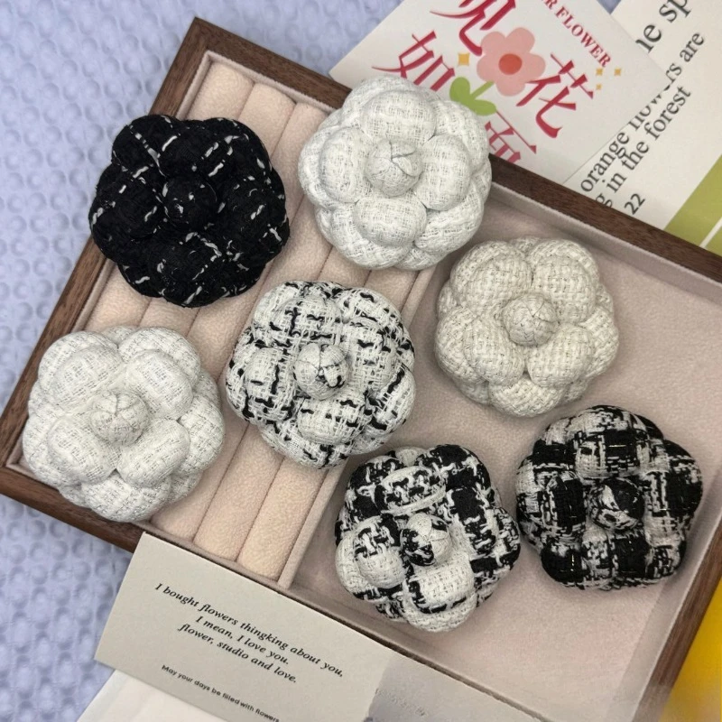 Neue Hochwertige Luxus-Huashan-Kamelie-Brosche Schwarz-Weiß Grober Wollstoff-Anstecker Damenschmuck Boutique-Accessoire Corsage