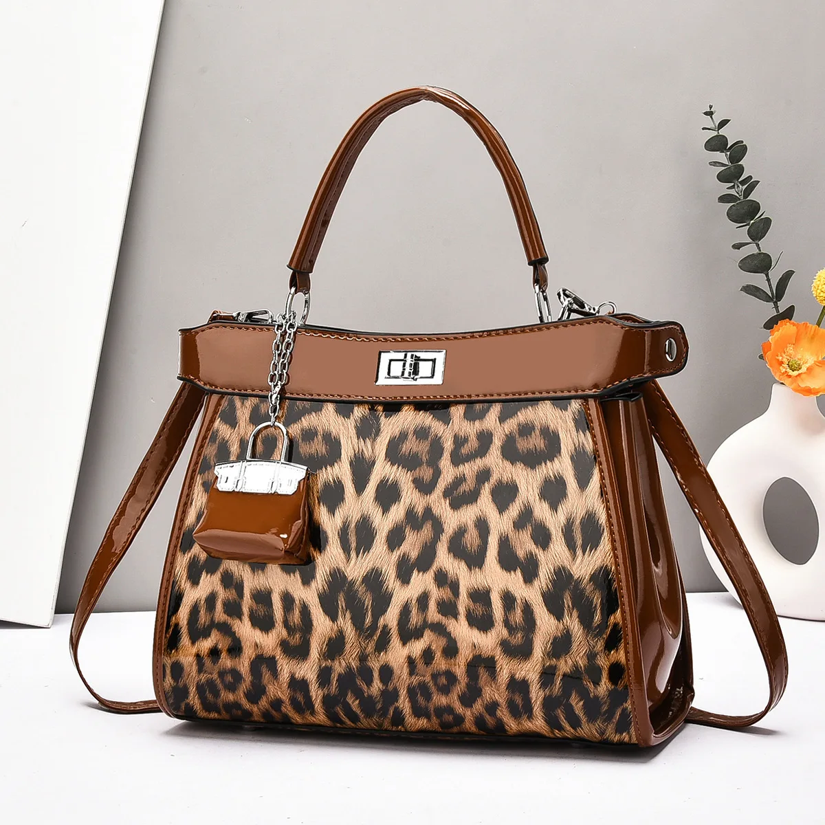2025 nuevos bolsos de leopardo para mujer, bolsos cruzados de textura avanzada de gran capacidad para mujer, accesorios pequeños para fiesta y negocios