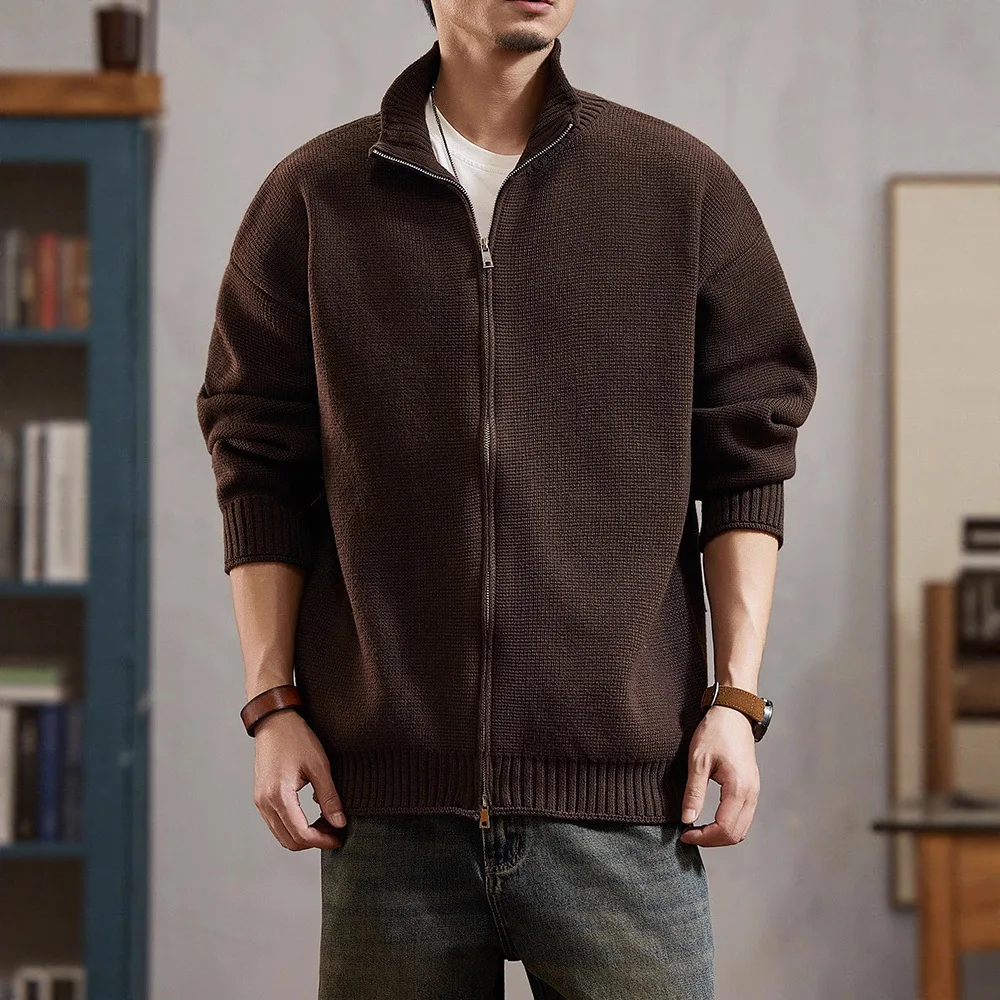 2025 Suéter cardigã versátil da moda para homens no outono, preguiçoso e luxuoso, suéter de malha com gola elástica larga