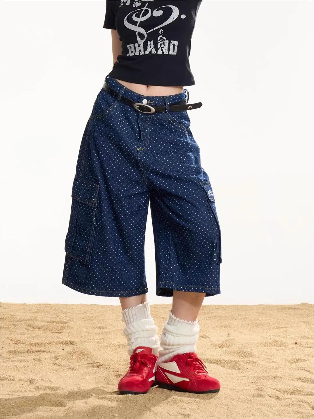 Calça Jeans Feminina Estilo Americano com Bolinhas e Bolsos, Corte Reto Solto, Comprimento 7/8, Casual, para Verão