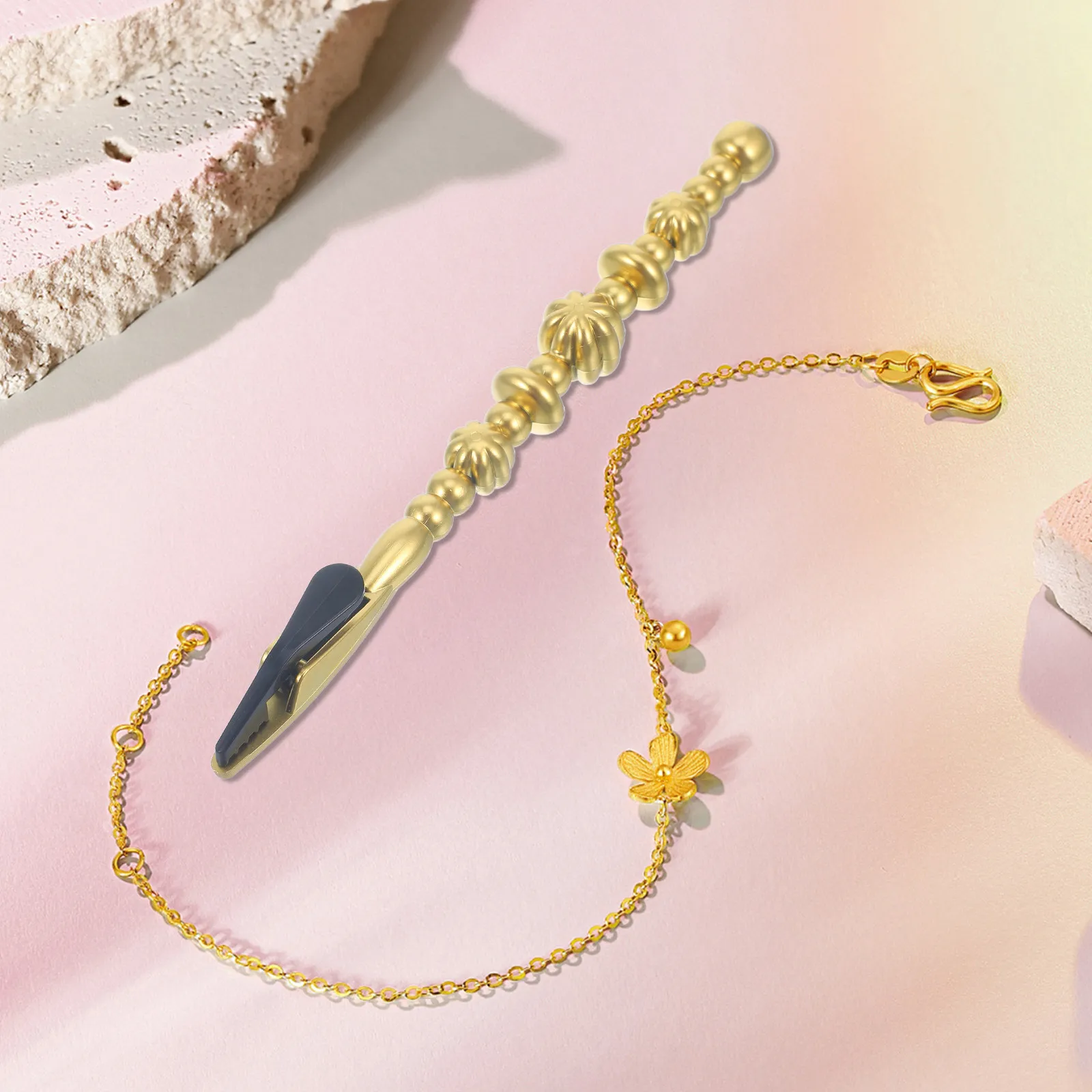 

Золотистый зажим-помощник для браслетов: легко застегивайте и расстегивайте украшения. Идеальное приспособление для застежек на браслетах, часах, ожерельях.