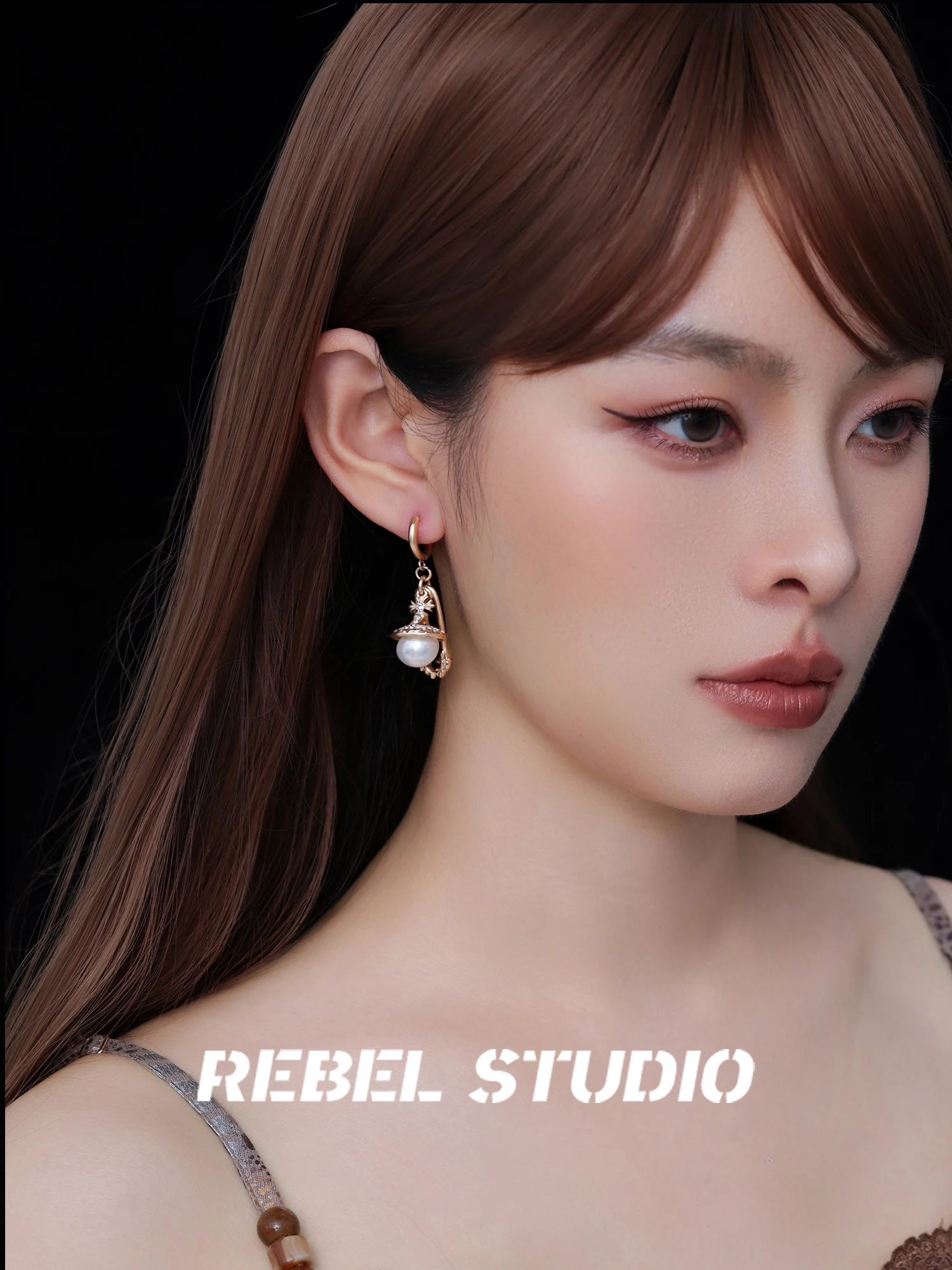 Rebel Studio Victoria Legacy Pin Ear Cuff Pendientes de mujer en tono dorado, elegantes y de alta gama, diseño original, alea...
