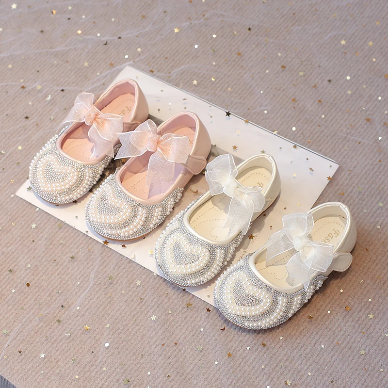 

Детские туфли для девочек с жемчужным бантом и стразами в виде большого сердца, модные, элегантные, для свадьбы и праздников