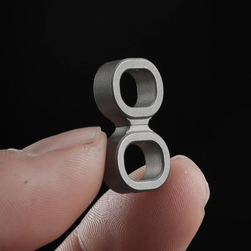 Titanium Alloy Capsule Keychain 360° Rotating Swivel Key Ring 8 Shape Universal Joint High-end Car Key Accessories For Men