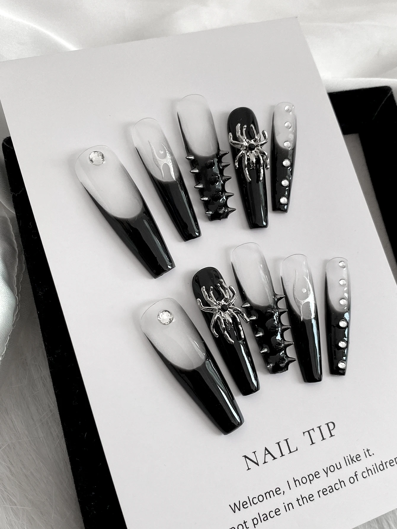 Gotik Siyah-Beyaz Geçişli, Yap - Nail Art Press On incelemesi ve fiyatı