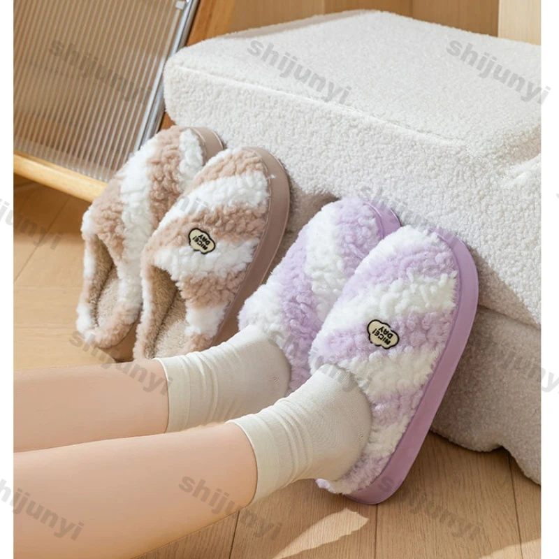 รองเท้าแตะผ้าฝ้ายสำหรับผู้หญิง ฤดูหนาว 2025 แฟชั่นใหม่ รองเท้าใส่ในบ้านสำหรับคู่รัก รองเท้าแตะผ้าพลัฌอุ่นๆ สำหรับผู้ชาย