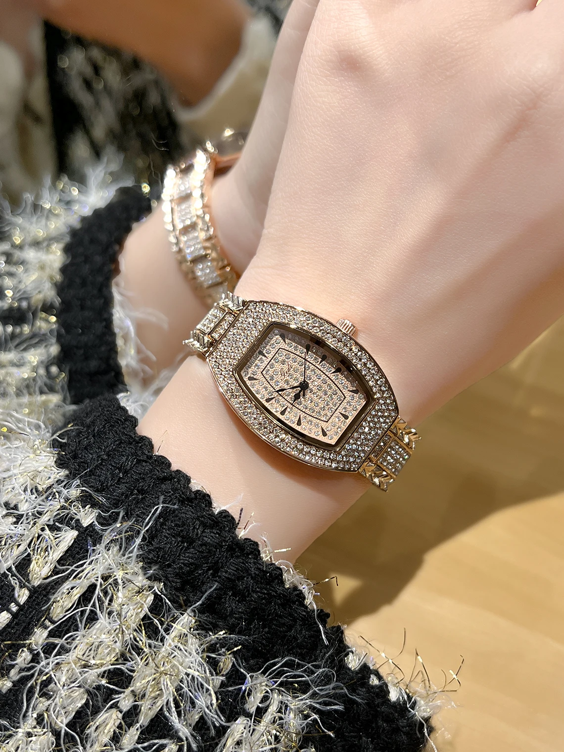 ساعات أنيقة ماسية كاملة للحفلات في المملكة المتحدة وفرنسا