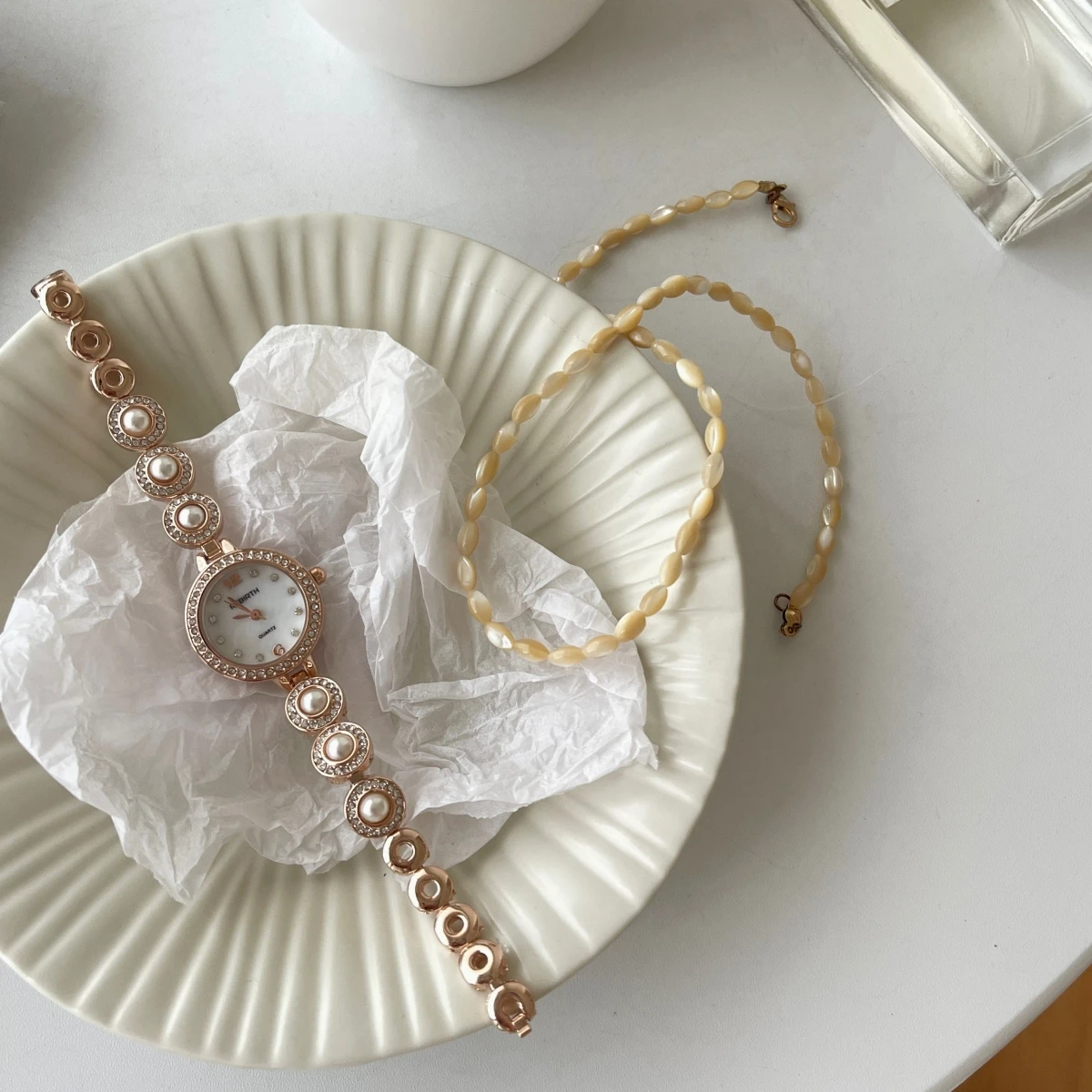 

Retro bracelet watch women light luxury retro literary round ladies watch luxury high quality elegant ladies watch