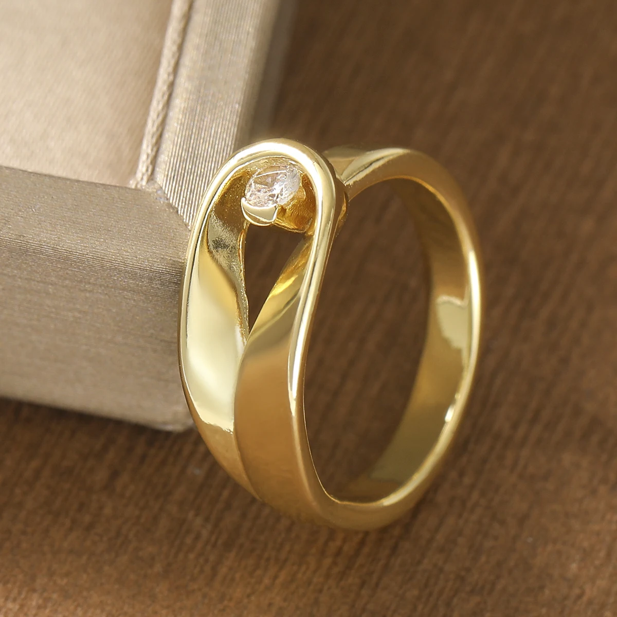 Luxuriöser Ring mit gedrehtem Band und synthetischem Edelstein aus Kupfermaterial für Damen, geeignet für Bankette und den Alltag. – Detail 1