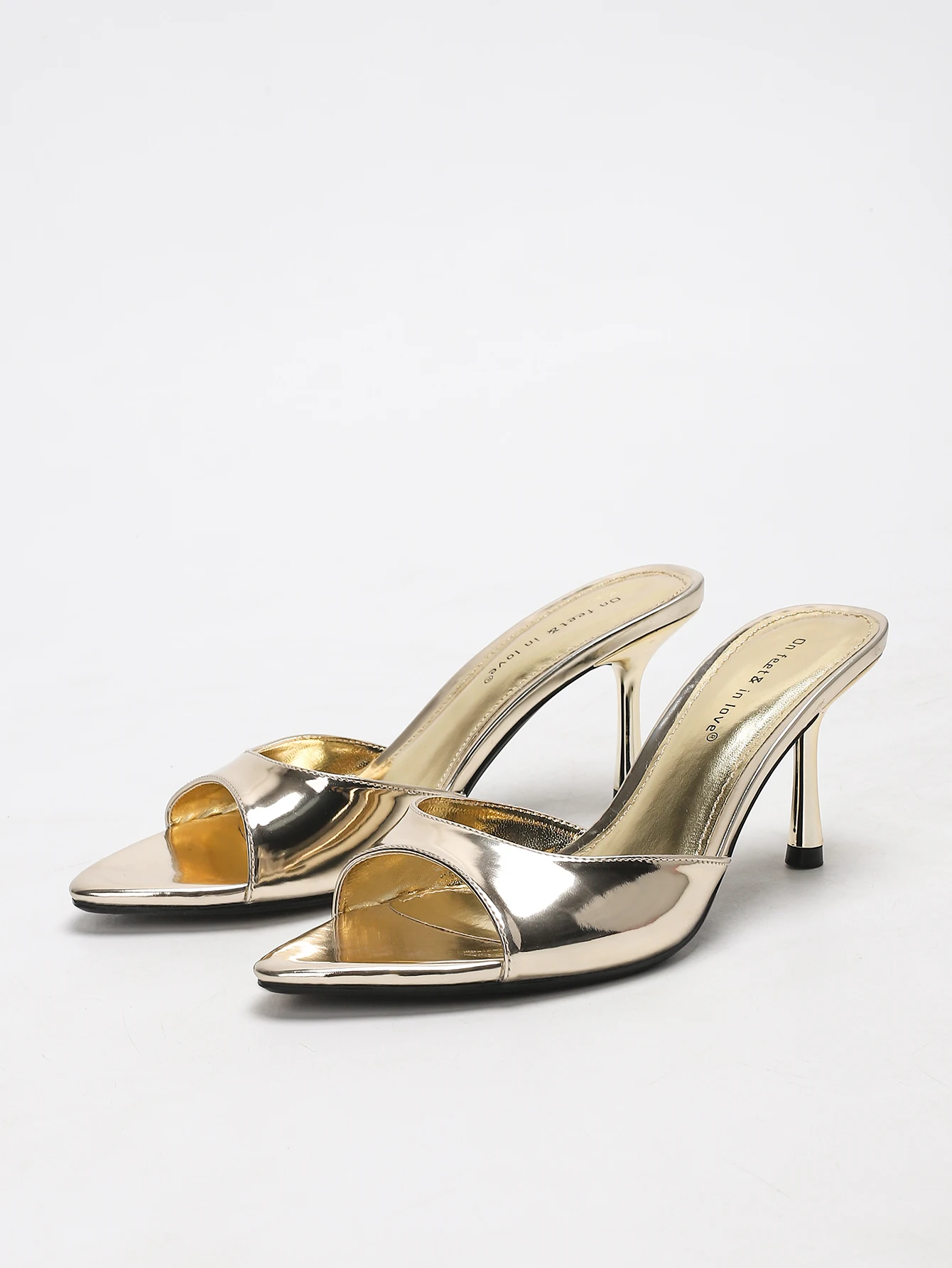 

Женские сабо без шнуровки из лакированной кожи с открытым носком на высоком каблуке