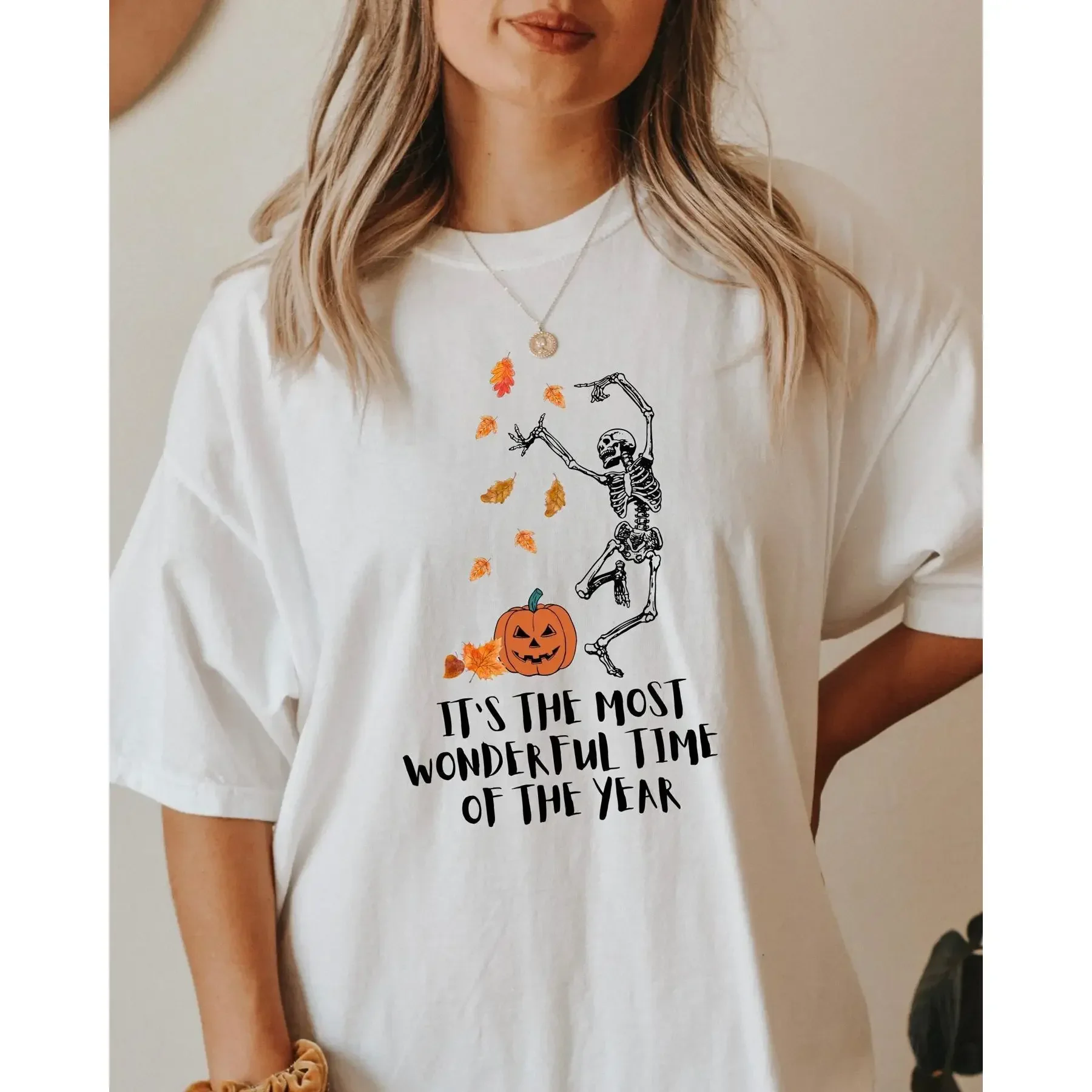 Camiseta con estampado de esqueleto bailarín, calabaza de Halloween y murciélago, para la temporada espeluznante, con la frase 'Es la Época Más Maravillosa del Año'