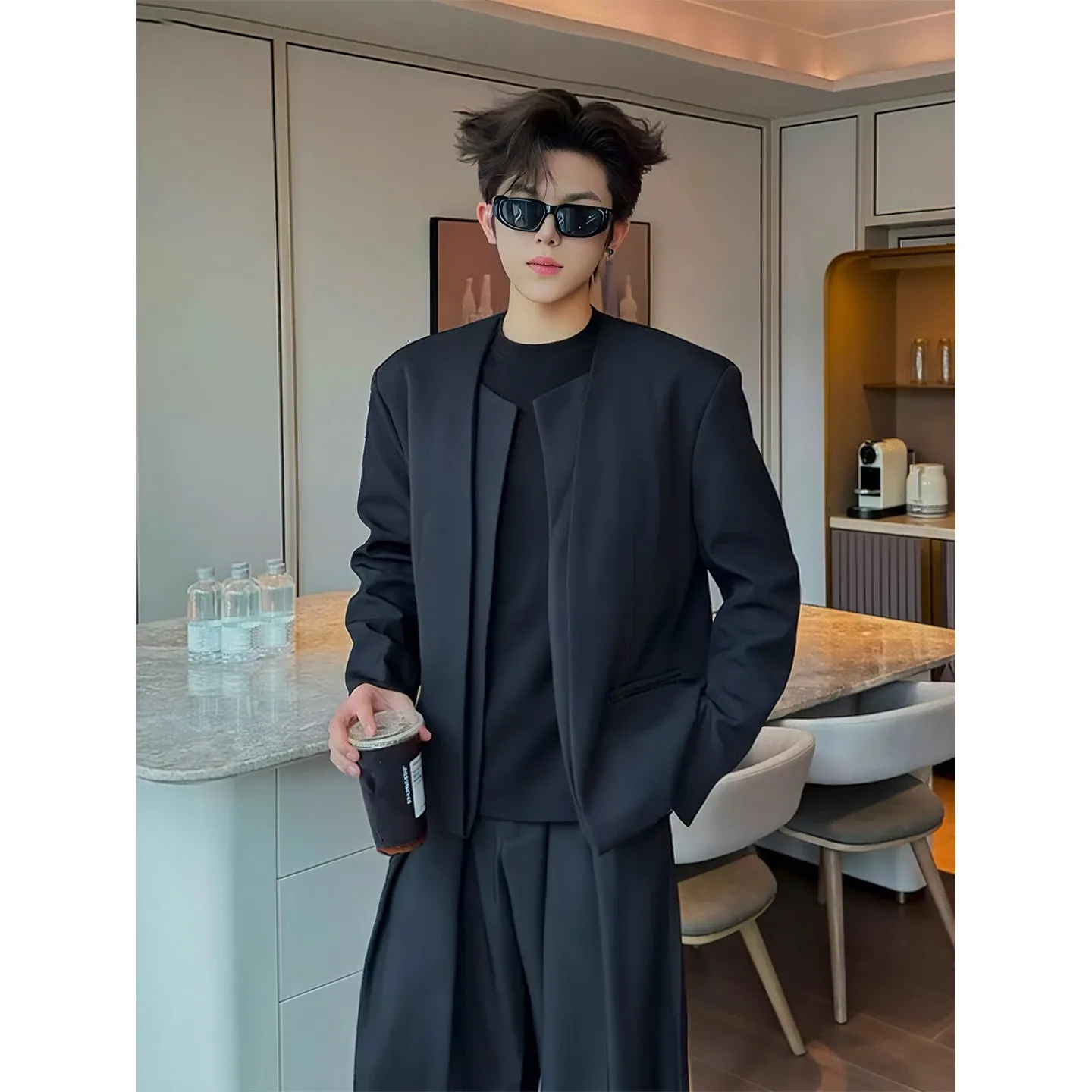 

Black Collarless Padded Shoulder Blazer For Men, British Style, Fake Two-Piece Short Jacket, High-End Look, Male Model Outfit