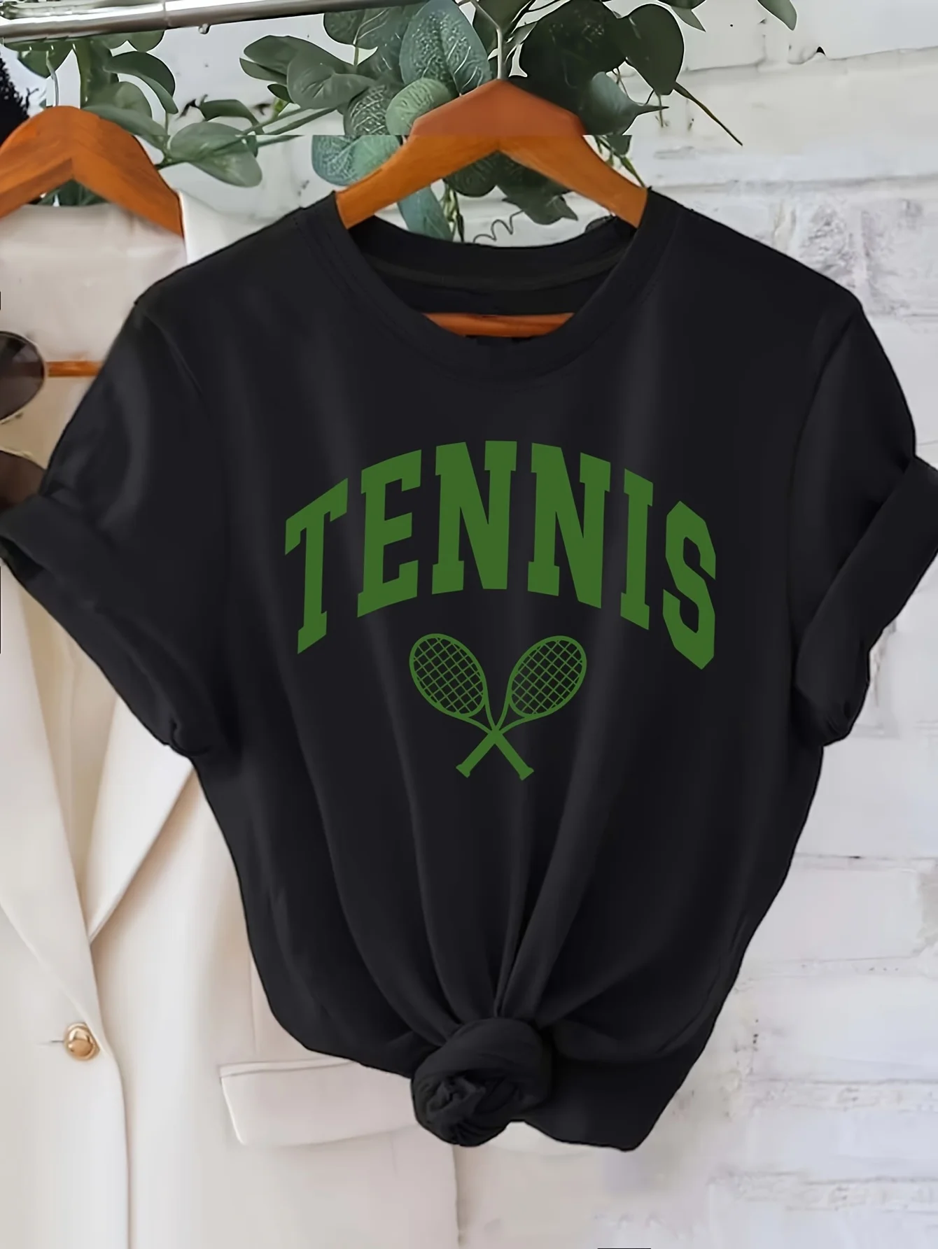 T-shirt casual da donna con stampa di lettere da tennis, top girocollo a maniche corte, tessuto lavorato a maglia in poliestere, lunghezza regolare, tutte le stagioni