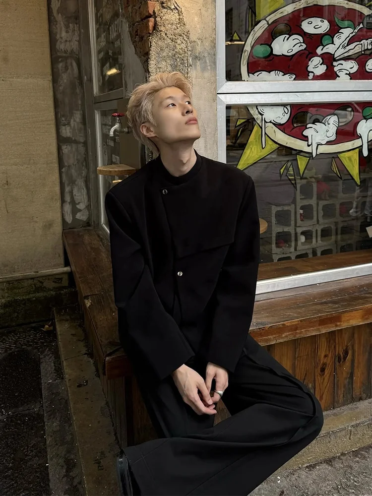 سترة قصيرة رجالية كاجوال بتصميم صيني جديد باللون الأسود مع أكتاف مبطنة، تصميم عصري شبابي للخريف