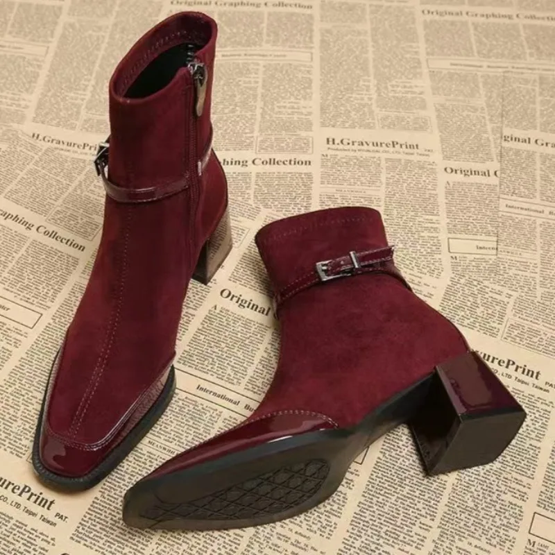 รองเท้าบูทสั้นหนังกลับแบบใหม่สำหรับฤดูใบไม้ร่วง ปี 2025 เหมาะสำหรับใส่ในบ้าน ทำงาน ช้อปปิ้ง ปากตื้น น้ำหนักเบา ทนทานต่อการสึกหรอ รองเท้าบูทเชลซี ไซส์ใหญ่