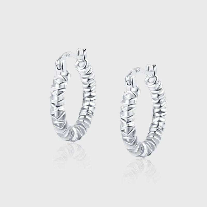 

Серьги из стерлингового серебра 925 пробы с преувеличенной плиссированной текстурой и пряжками для ушей Необычные витые серьги. Ювелирные изделия на каждый день