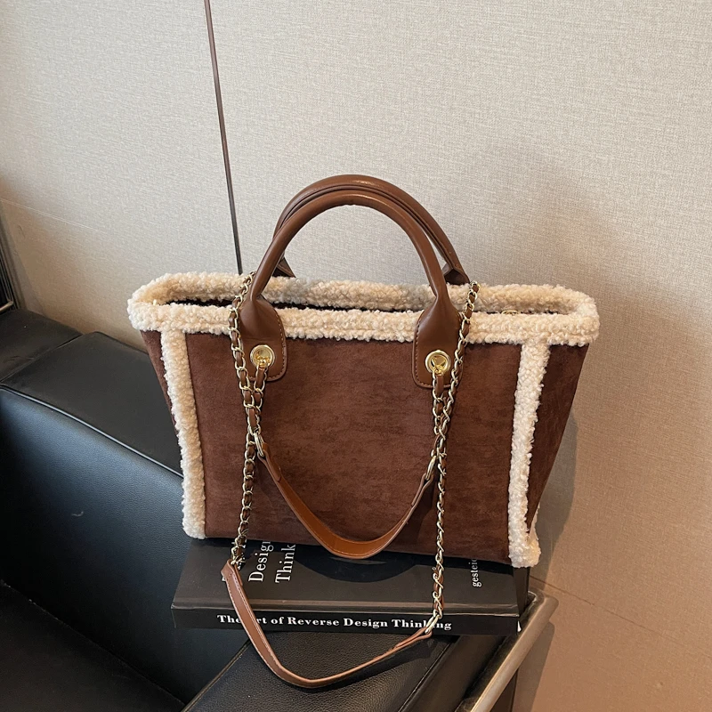 حقيبة كروس أنيقة وبسيطة للنساء تتميز بشعار فريد بلون سادة وأزياء راقية #4