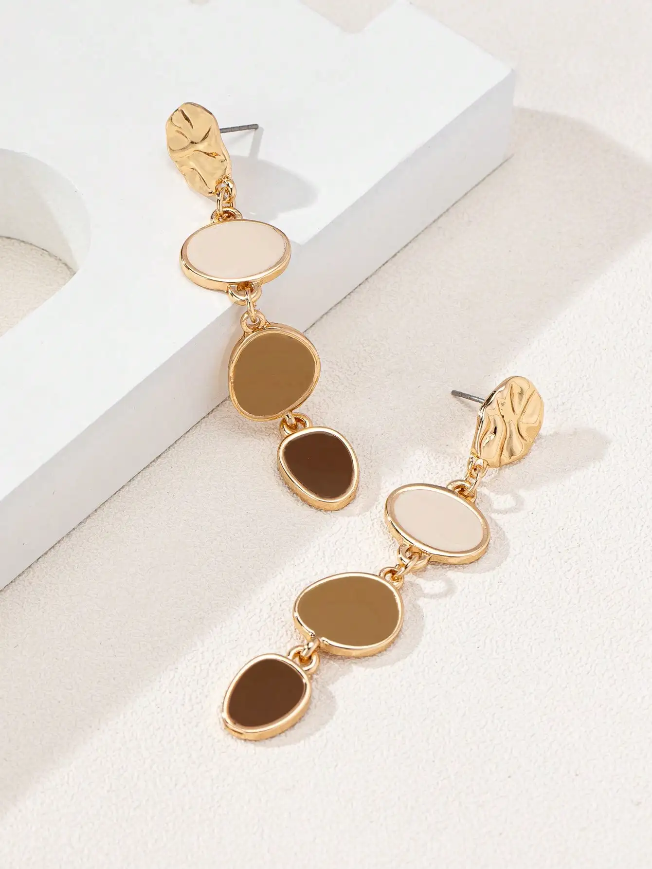 A Pair of Trendy Casual Fashion Oil-Drip Elegant and Versatile Women's Earrings image 5