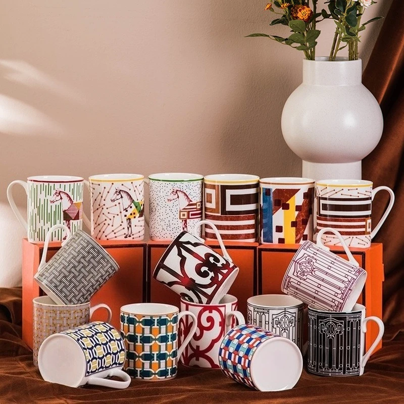 

Европейский минималистичный стиль, набор кружек из костяного фарфора для пар, роскошные керамические чашки для молока в элегантной подарочной коробке, подарок