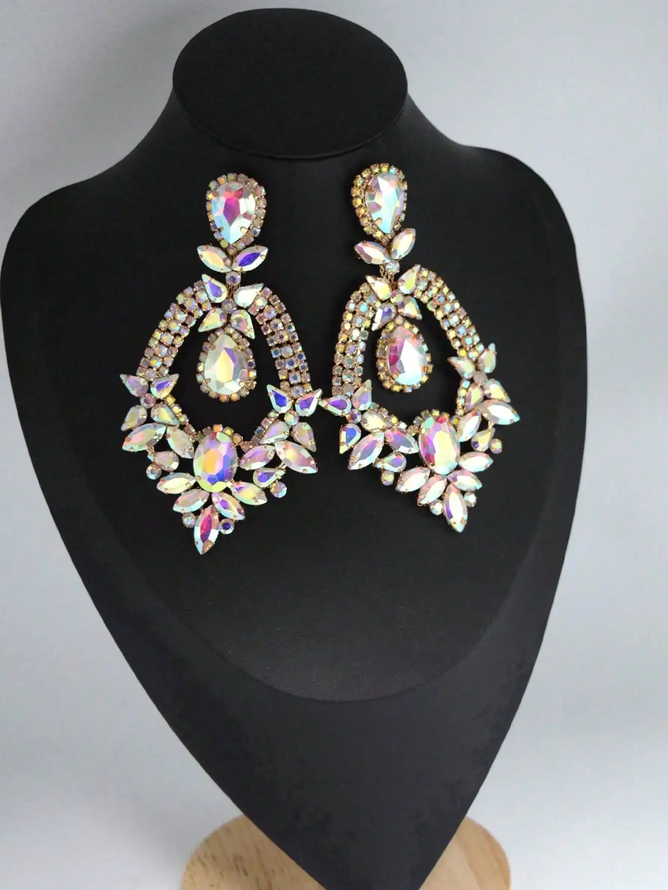 Damen-Ohrringe mit Smaragdgrünem Kristall, Goldfarbene Übergroße Strass-Tropfenohrringe, Glamouröser Statement-Schmuck für Herbstpartys – Detail 8