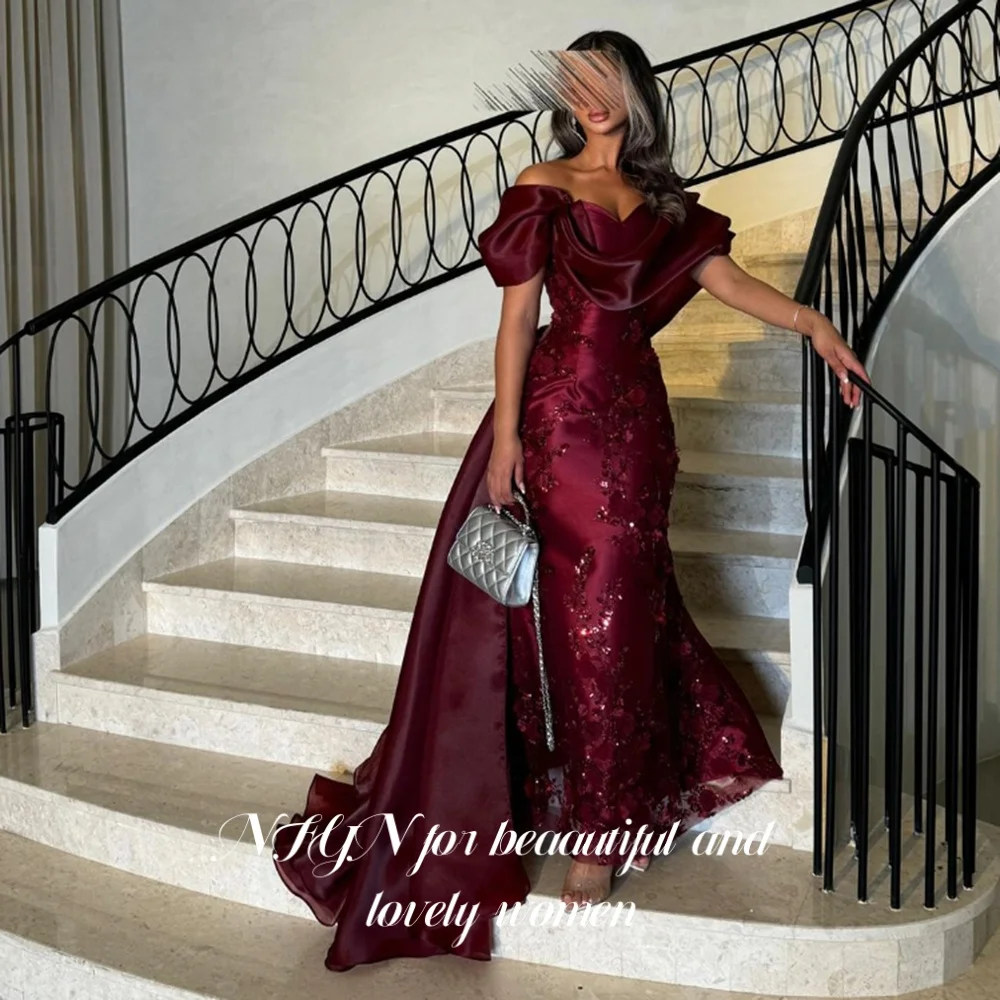 فستان حفلات أنيق من NFYN باللون العنابي مكشوف الكتفين مزين بالترتر اللامع فستان سهرة نسائي أنيق مخصص