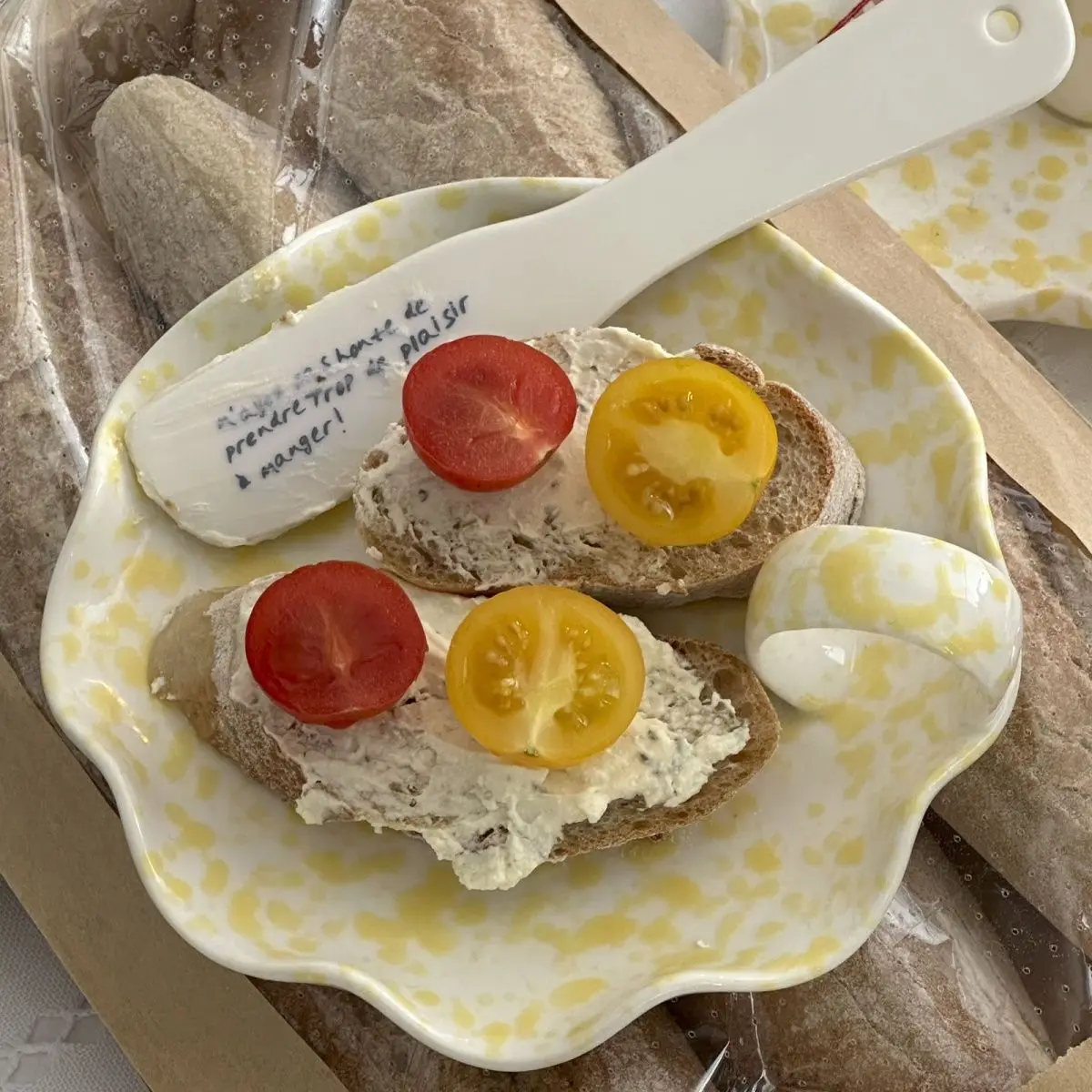 Korean Ceramic Cake, Western Dessert, Simple Butter Masked Blogger Main Plate, Breakfast Salad Masked with French Letters