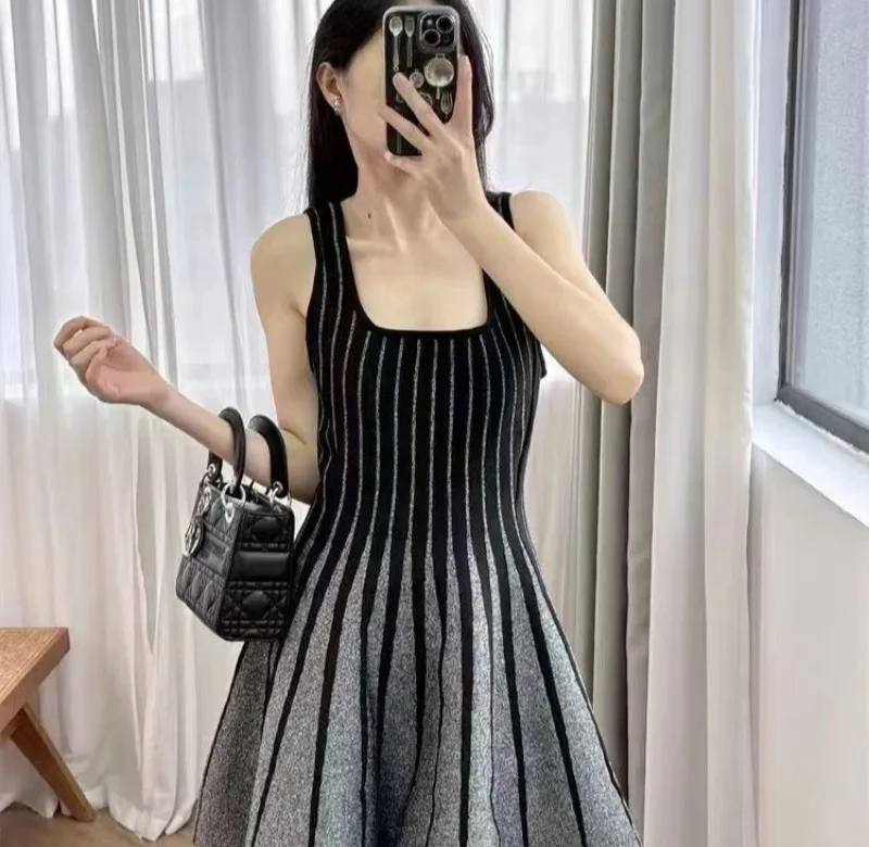 เดรสสั้นทรงเข้ารูปสีตัดกันสไตล์แฟชั่นสำหรับผู้หญิง เทรนด์สตรีทแวร์ ดีไซน์ลายทางถักนิตติ้ง ให้ลุคที่ดูมีสไตล์