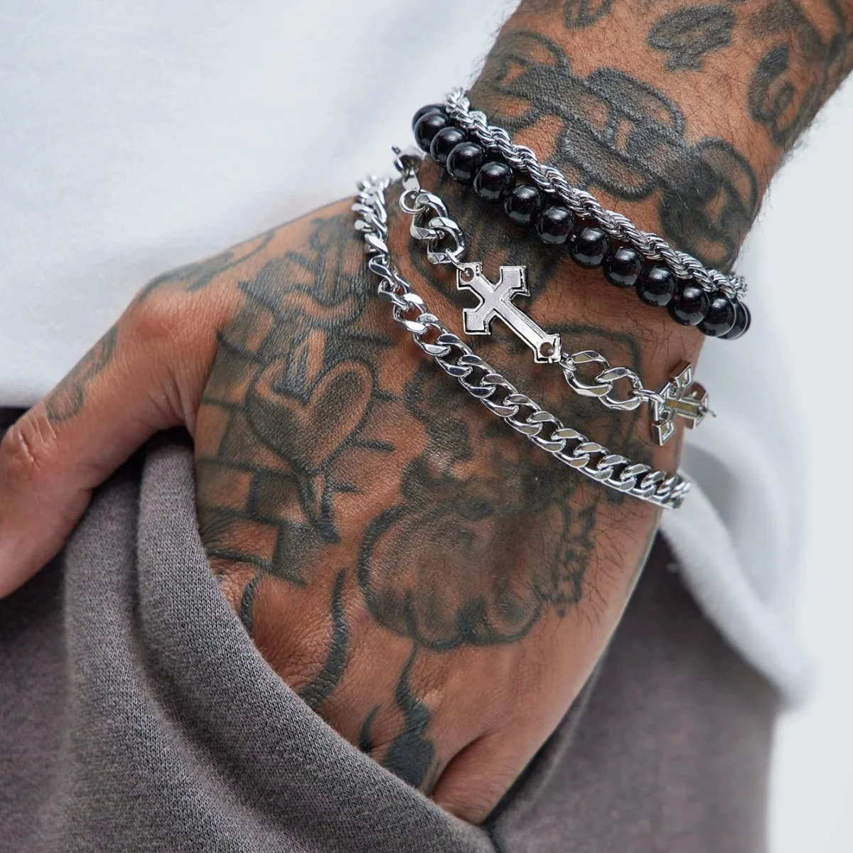 Retro Edelstahl-Kreuz-Armband mit schwarzen Perlen, mehrschichtiges Hip-Hop-Armband in Silberfarbe für Männer, INS-Schmuck, trendige Accessoires – Detail 1