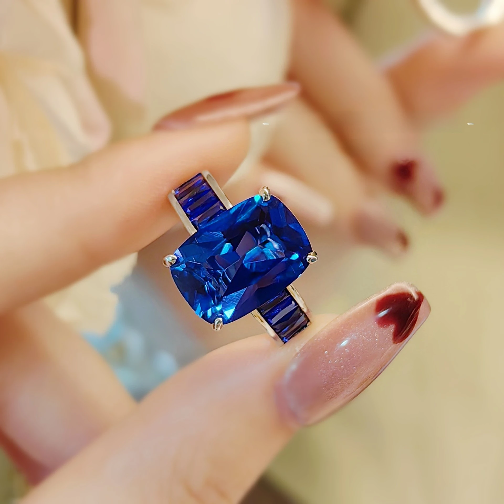 Rechteckiger Ring im koreanischen Stil mit Farbverlauf, aus rotem Korund und 925er Sterlingsilber – ein modischer, schlichter und eleganter Schmuck für Damen. – Detail 4