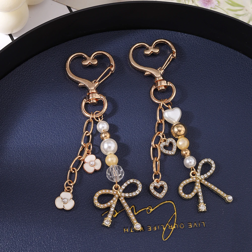 Aihua Niedlicher Y2K Metall-Herz-Blumen-Schleifen-Schlüsselanhänger mit Perlen für Damen und Mädchen, Handtaschenanhänger, DIY handgemachter Schmuckzubehör – Detail 1