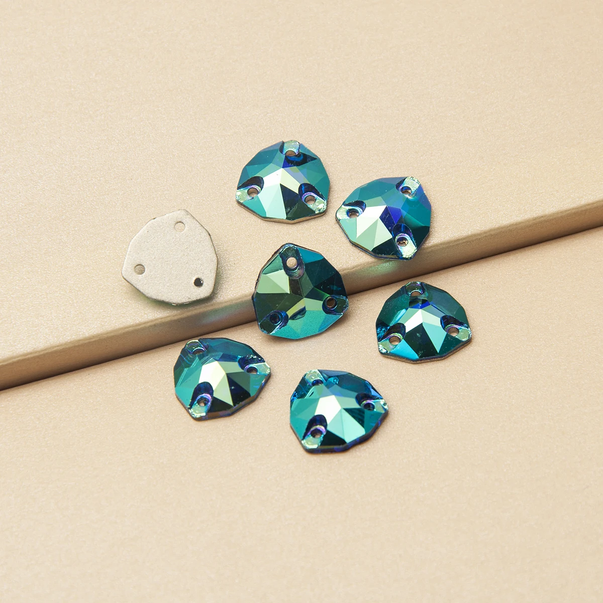 Glänzende, bunte AB-Trilliant-Form-Aufnähsteine, Glitzerkristall-Nähzubehör für Hochzeits-/Kleider-/Schuhdekorationen – Detail 14