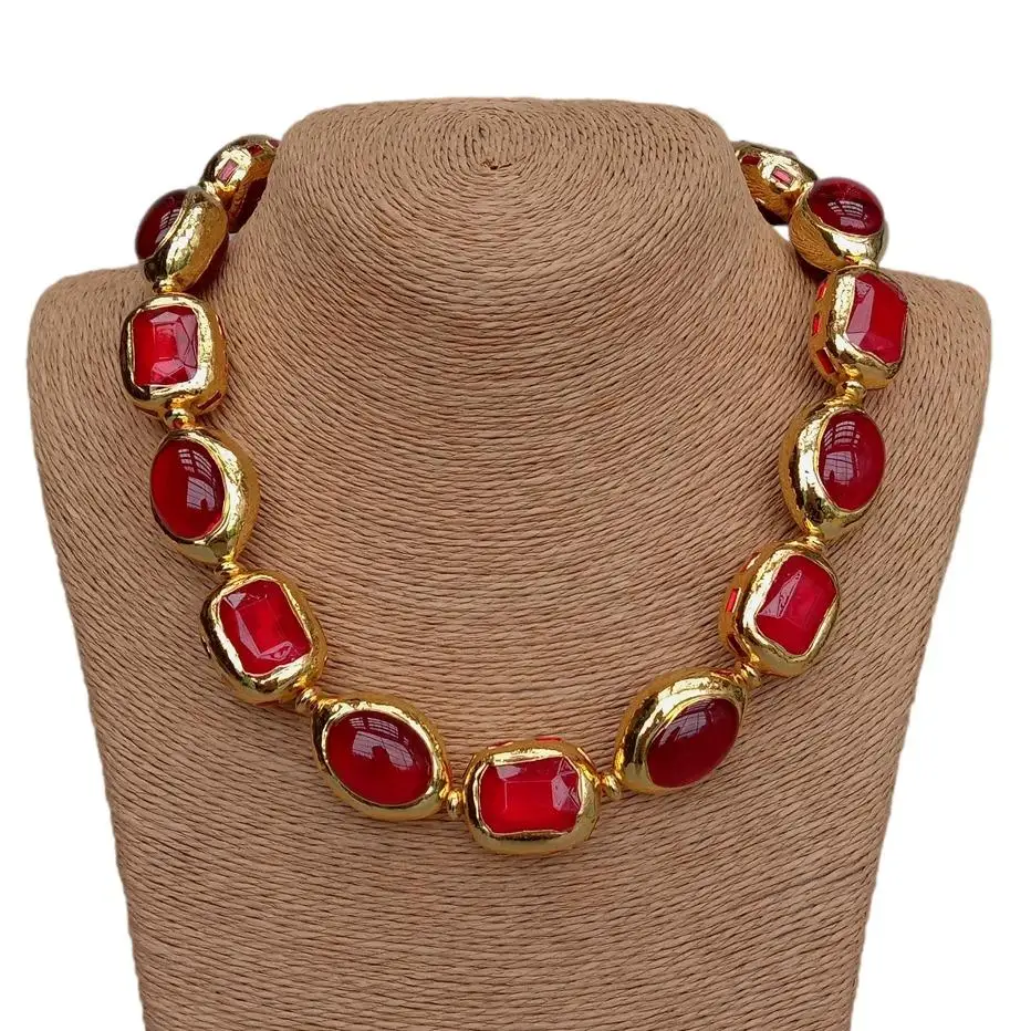 

Ожерелье из красного агата в форме кусочков 20x25 мм с позолоченной окантовкой