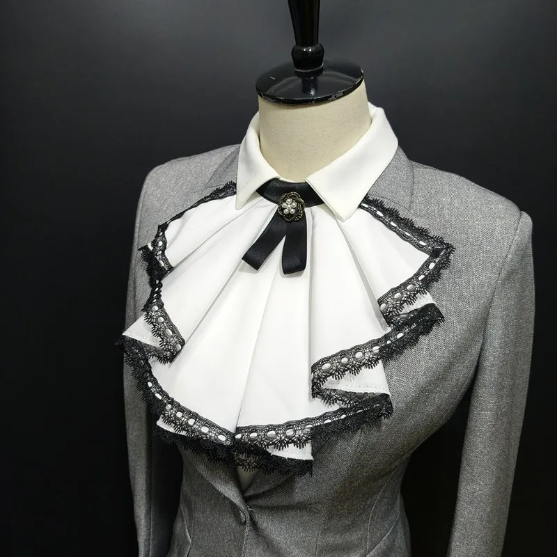 

Ретро-воротник с кружевной отделкой можно сочетать с рубашкой-накидкой.