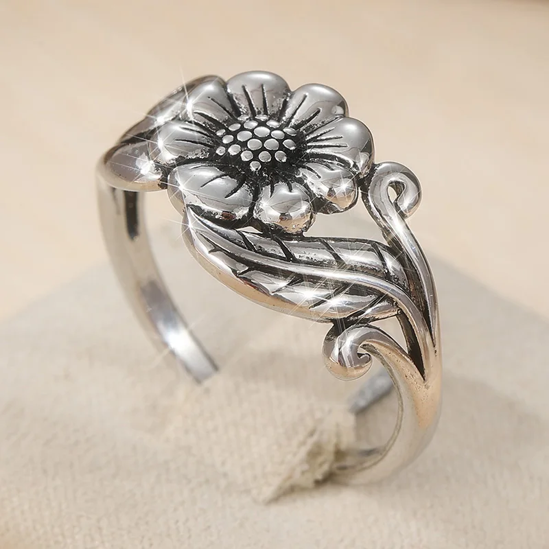 Vintage-Ring für Damen in Silberfarbe mit handgeschnitzten Blumen, geometrischer Schmuck für den Alltag und Partys – Detail 3
