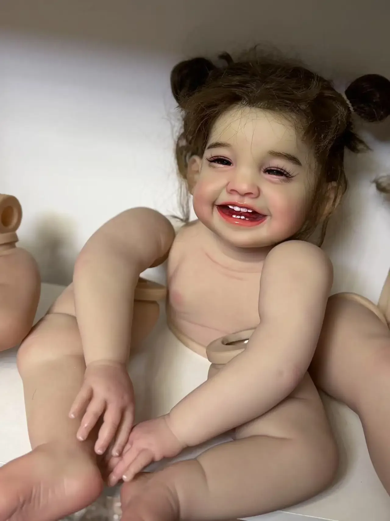 DLS Tijdelijke levering 28''Reborn Baby Mila Geschilderde kit met handgeworteld haar DIY-onderdeel met stoffen lichaam met connectoren