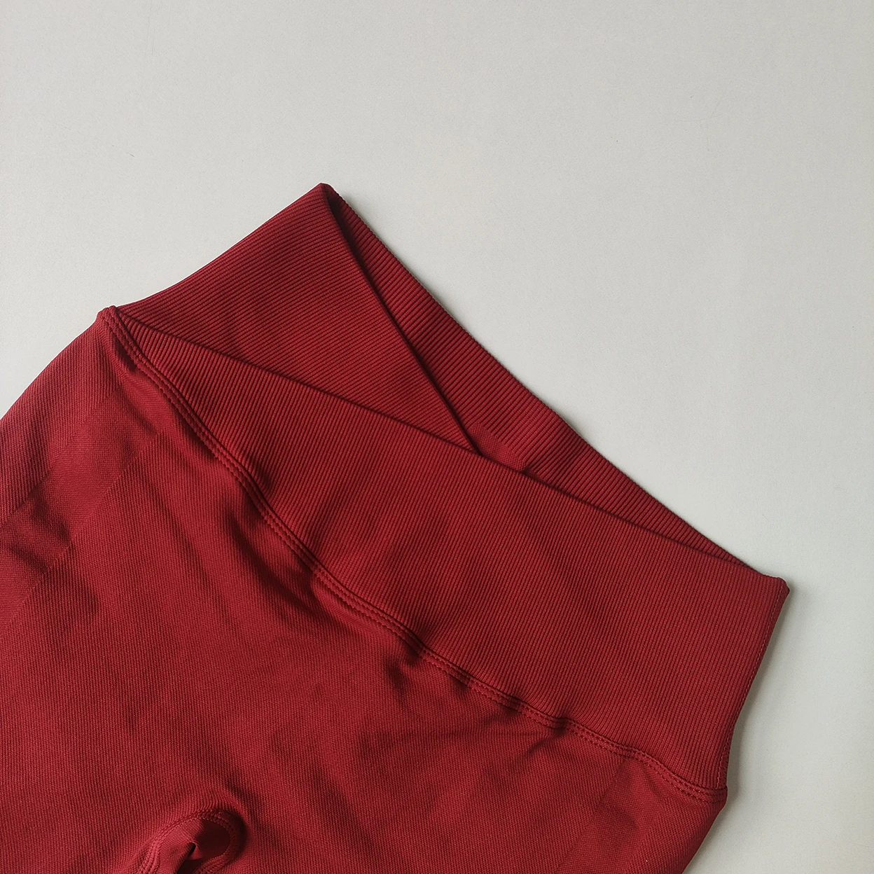 Damen Yoga-Shorts mit Vorderkreuz-Taille, dreiteilig, Hüftstraffend, Schnelltrocknend, Eng Anliegende Sportshorts für Training, Laufen und Fitness – Detail 13