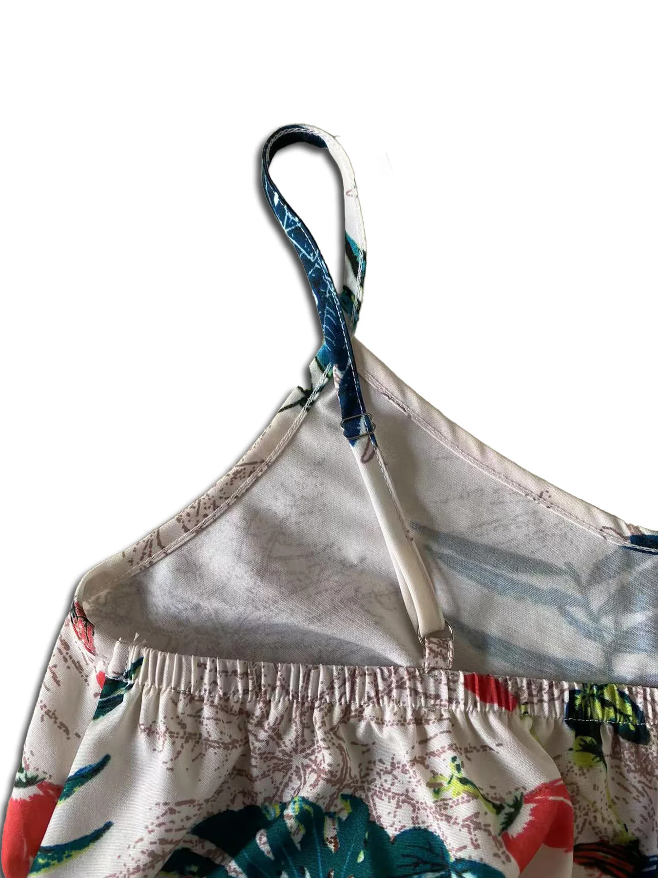 Une robe ceinture pour femme de style bohème, adaptée aux vacances et aux activités de plein air, confortable et à la mode.