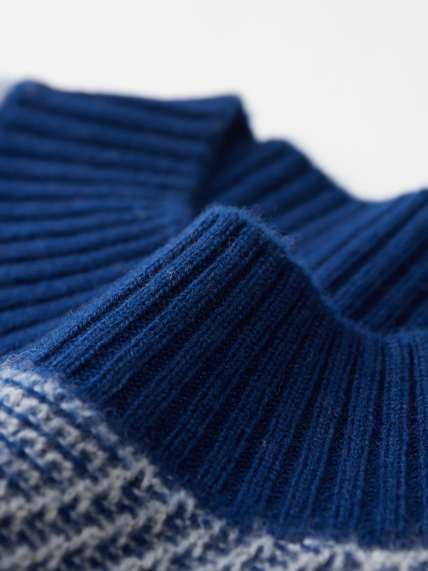 Autumn and winter 100% pure cashmere men's semi-turtle neck color matching jacquard thick solid color knitted bottoming shirt.
