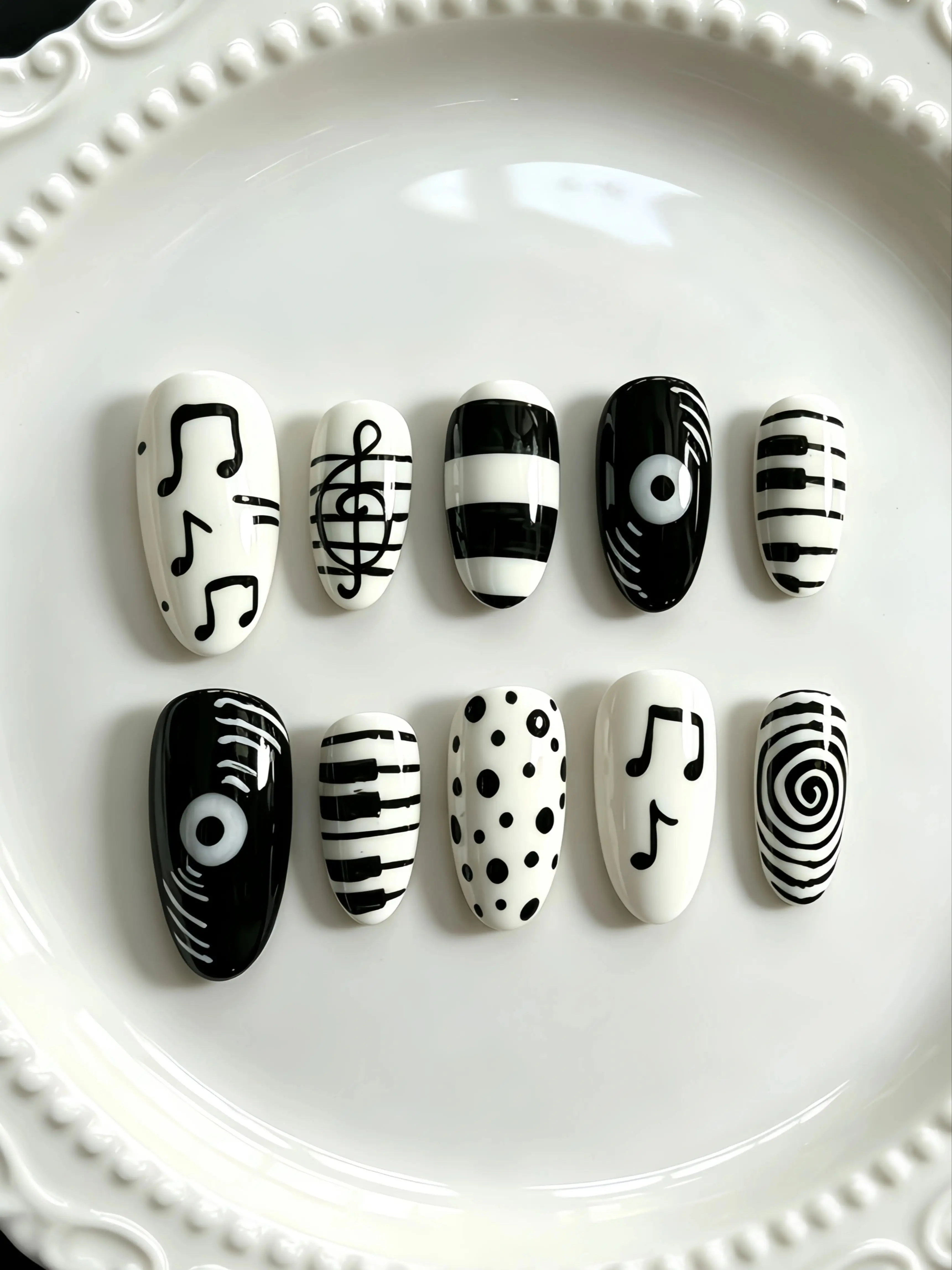 10 Pieces of Almond-Shaped Nails, Black and White Musical Note Piano Keys, Polka Dots, Threaded Design, Ins-Style Wearable Nails, Simple Hand-Painted Personalized Korean Y2K Fake Nails
