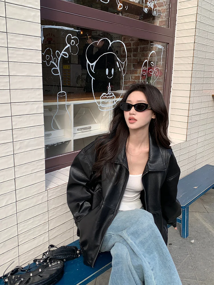 เสื้อแจ็คเก็ตหนังเทียมสไตล์เกาหลีใหม่ล่าสุดสำหรับฤดูใบไม้ร่วงและฤดูหนาว แบบมีฮู้ด กระเป๋าคู่ ทรงหลวม ใส่ได้หลากหลาย สไตล์สองชิ้นในตัวเดียว สำหรับผู้หญิง รุ่น Wh62