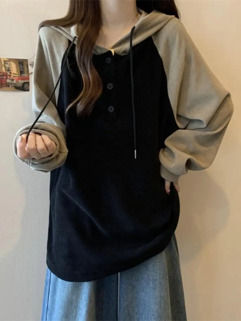 Felpa con cappuccio a maniche americane da donna in camicia con fondo in stile coreano autunnale per farle sembrare il top sottile e ampio alla moda