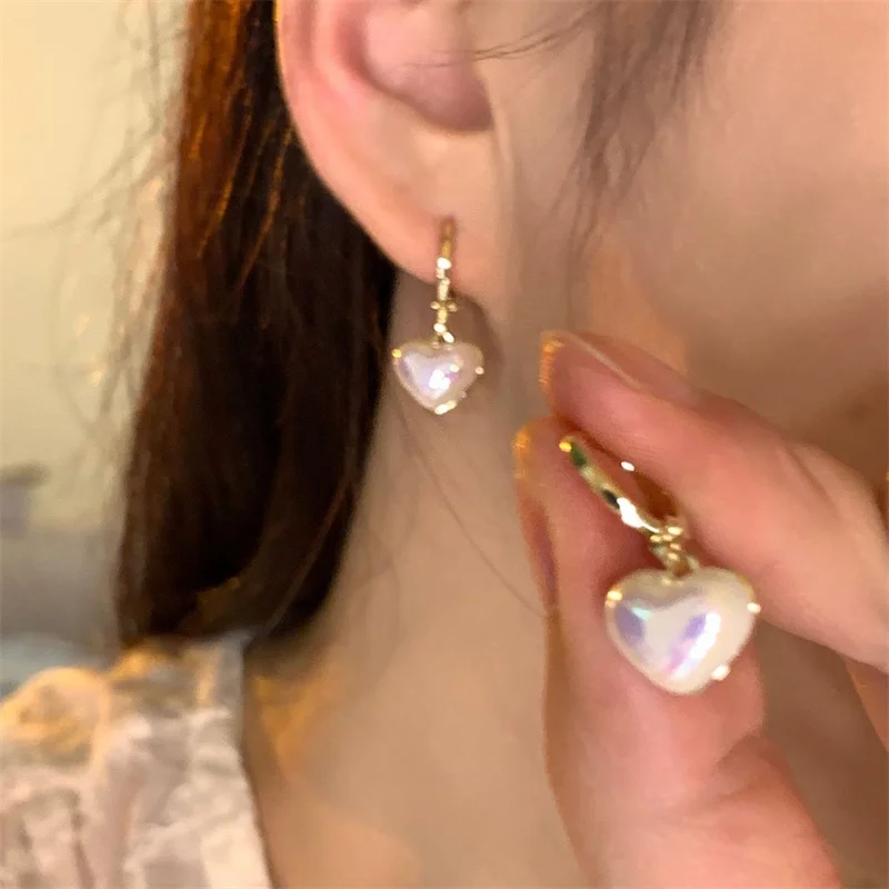 

Sweet Retro White Pearl Heart-Shaped Earrings Foe Women Exquisite Love Hoop Earrings Fashion Jewelry Vacation Beach Party Gifts