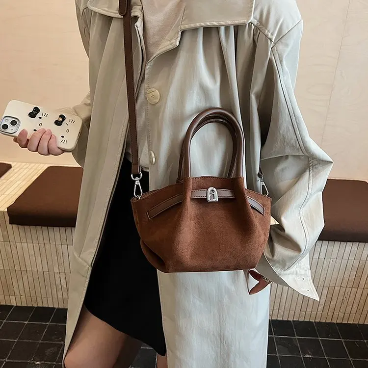 ‌ Elegante borsa tote in pelle scamosciata 2025 Autunno - Borsa retrò da donna con tracolla regolabile, design di nicchia di grande capacità per lavoro e pendolarismo ‌