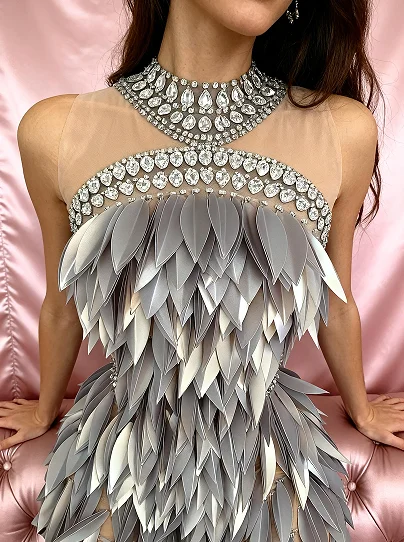 豪華な前衛的なハイネックシアーストラップラインストーン装飾3Dシルバーグレーリーフレイヤードテクスチャードレスランウェイショーステージ