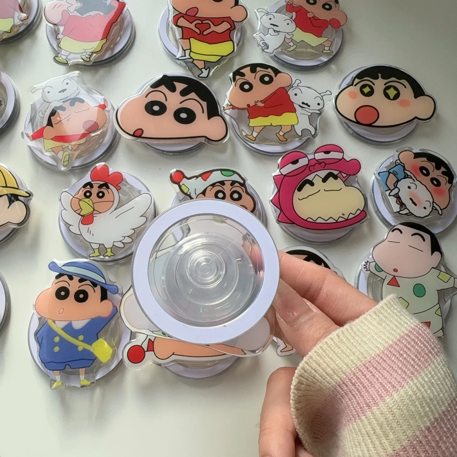 حامل هاتف Kawaii Crayon Shinchan MagSafe حامل أنيمي مغناطيسي لهاتف IPhone 15/16 Pro حامل سطح المكتب كسول كرتوني لطيف (2024)